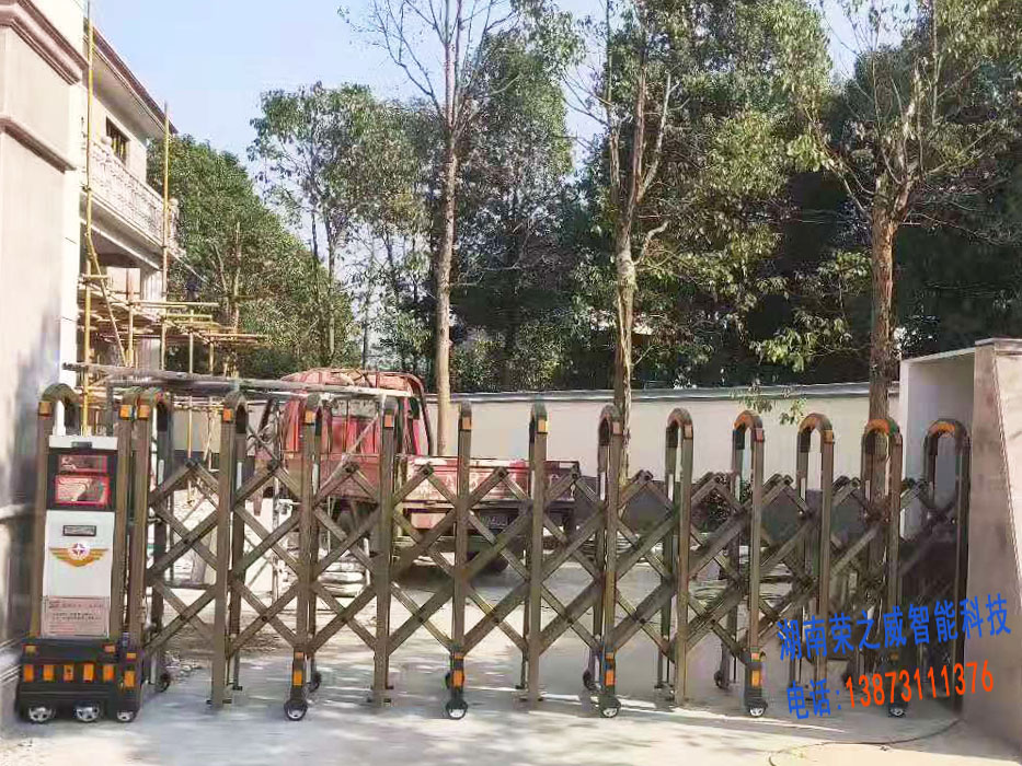 長(zhǎng)沙縣青山鋪?zhàn)越▌e墅鋁合金電動(dòng)伸縮門順利完工